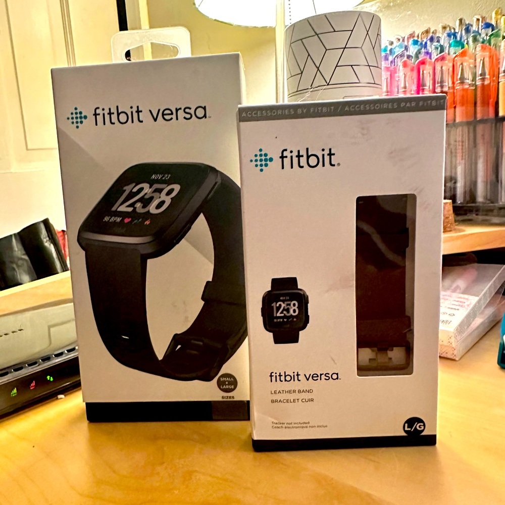 FITBIT VERSA with extra brown leather band